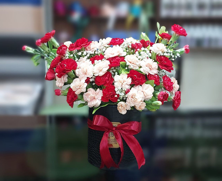 باکس گل میخک قرمز و نباتی